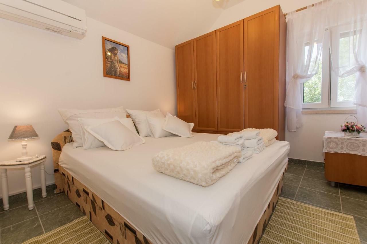 Holiday Home Godinj Donje Rascane Ngoại thất bức ảnh